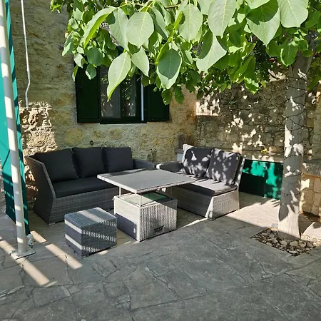 The Fig Tree House * Lofou